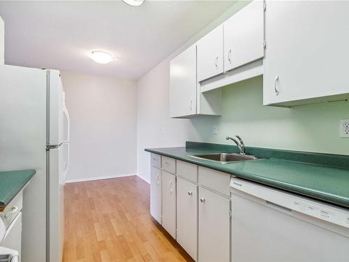 406-1571 Mortimer St, Saanich, BC - Indoor Photo Showing Kitchen