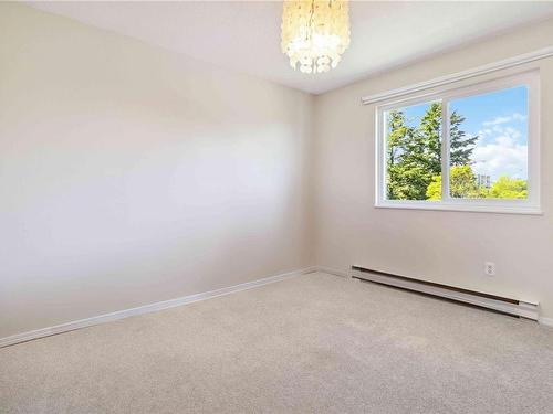 406-1571 Mortimer St, Saanich, BC - Indoor Photo Showing Other Room