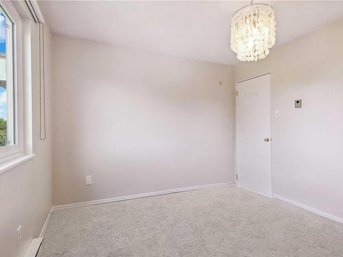 406-1571 Mortimer St, Saanich, BC - Indoor Photo Showing Other Room