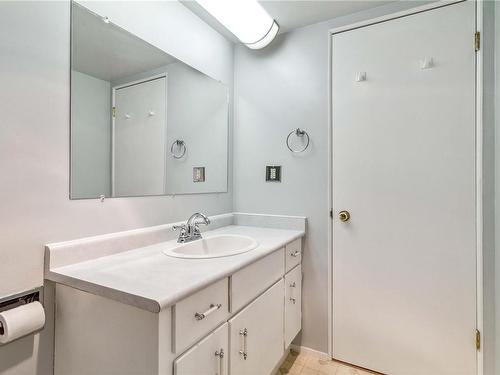 406-1571 Mortimer St, Saanich, BC - Indoor Photo Showing Bathroom