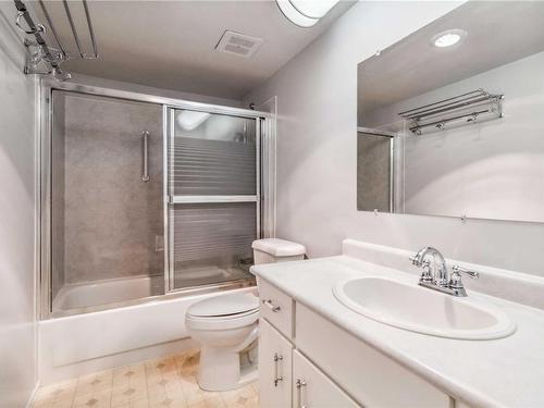 406-1571 Mortimer St, Saanich, BC - Indoor Photo Showing Bathroom