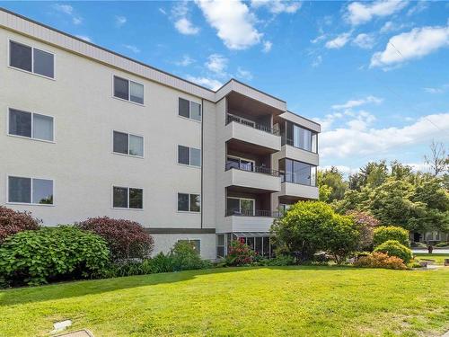 406-1571 Mortimer St, Saanich, BC - Outdoor