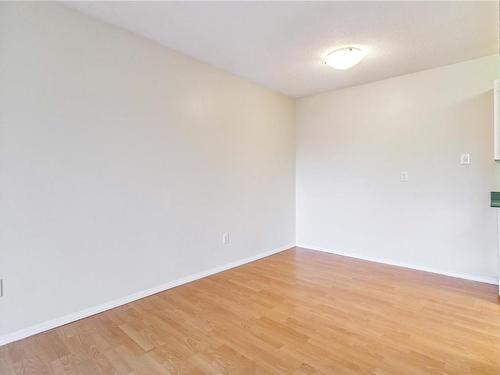 406-1571 Mortimer St, Saanich, BC - Indoor Photo Showing Other Room