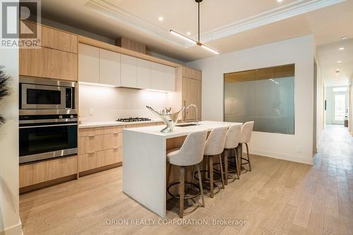 105 - 123 Maurice Drive, Oakville (Old Oakville), ON - Indoor Photo Showing Kitchen With Upgraded Kitchen