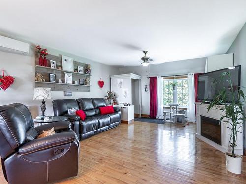 Logement - 131 Rue Des Blés-D'Or, Saint-Jean-Sur-Richelieu, QC - Indoor Photo Showing Living Room With Fireplace