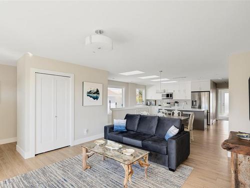 812 Mann Ave, Saanich, BC - Indoor Photo Showing Living Room