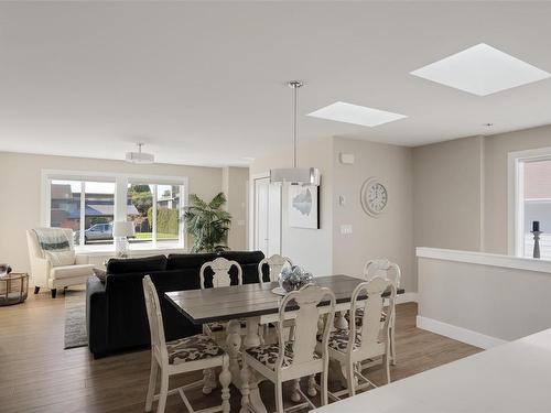 812 Mann Ave, Saanich, BC - Indoor Photo Showing Dining Room