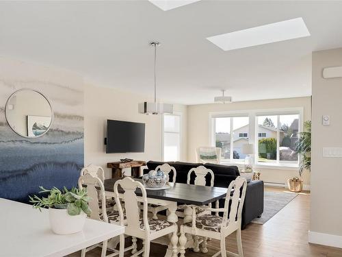 812 Mann Ave, Saanich, BC - Indoor Photo Showing Dining Room