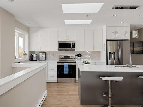 812 Mann Ave, Saanich, BC - Indoor Photo Showing Kitchen With Stainless Steel Kitchen With Upgraded Kitchen