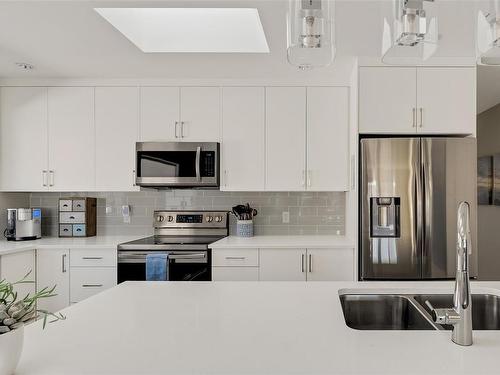 812 Mann Ave, Saanich, BC - Indoor Photo Showing Kitchen With Stainless Steel Kitchen With Double Sink With Upgraded Kitchen