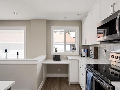 812 Mann Ave, Saanich, BC - Indoor Photo Showing Kitchen