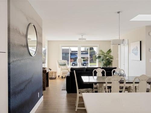 812 Mann Ave, Saanich, BC - Indoor Photo Showing Dining Room