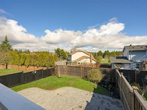 812 Mann Ave, Saanich, BC - Outdoor