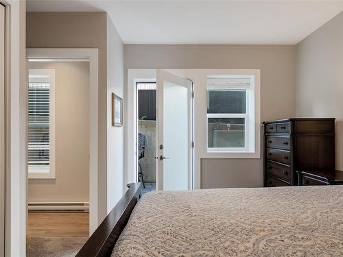 812 Mann Ave, Saanich, BC - Indoor Photo Showing Bedroom