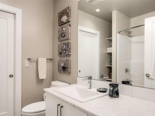 812 Mann Ave, Saanich, BC - Indoor Photo Showing Bathroom