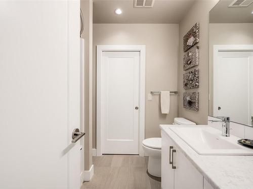 812 Mann Ave, Saanich, BC - Indoor Photo Showing Bathroom