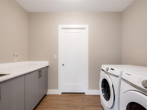 812 Mann Ave, Saanich, BC - Indoor Photo Showing Laundry Room