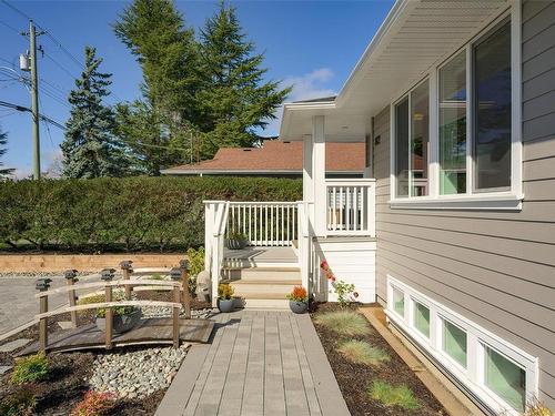 812 Mann Ave, Saanich, BC - Outdoor