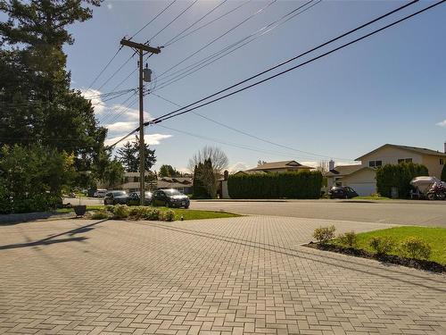 812 Mann Ave, Saanich, BC - Outdoor