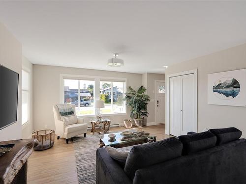 812 Mann Ave, Saanich, BC - Indoor Photo Showing Living Room