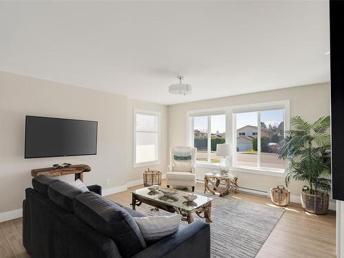 812 Mann Ave, Saanich, BC - Indoor Photo Showing Living Room