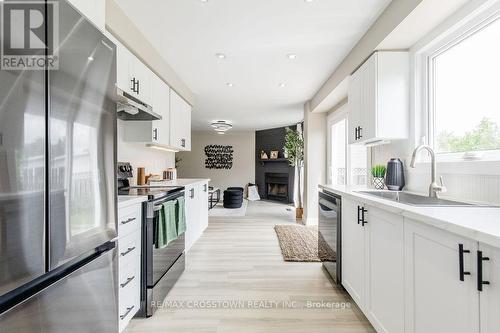 987 Garden Avenue, Innisfil, ON - Indoor Photo Showing Kitchen With Upgraded Kitchen