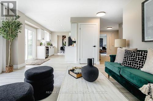 987 Garden Avenue, Innisfil, ON - Indoor Photo Showing Living Room