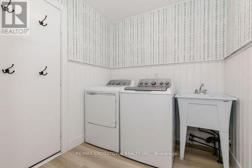 987 Garden Avenue, Innisfil, ON - Indoor Photo Showing Laundry Room