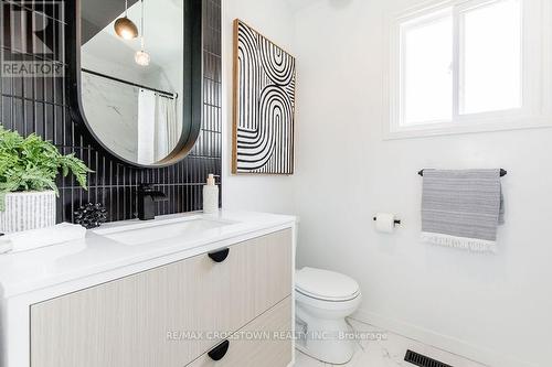 987 Garden Avenue, Innisfil, ON - Indoor Photo Showing Bathroom