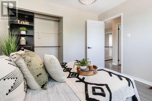 987 Garden Avenue, Innisfil, ON - Indoor Photo Showing Bedroom