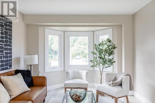 987 Garden Avenue, Innisfil, ON - Indoor Photo Showing Living Room