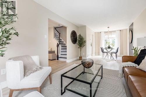 987 Garden Avenue, Innisfil, ON - Indoor Photo Showing Living Room