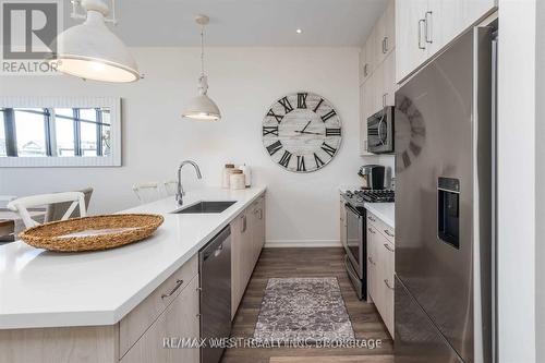 3795 Riva Avenue, Innisfil, ON - Indoor Photo Showing Kitchen With Upgraded Kitchen