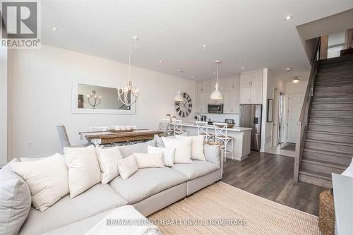 3795 Riva Avenue, Innisfil, ON - Indoor Photo Showing Living Room