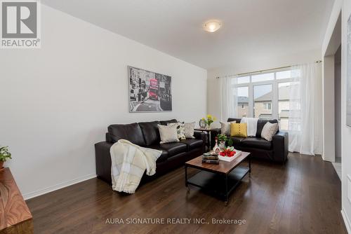 134 Fortis Crescent, Bradford West Gwillimbury, ON - Indoor Photo Showing Living Room