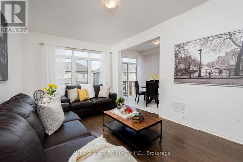 134 Fortis Crescent, Bradford West Gwillimbury, ON - Indoor Photo Showing Living Room