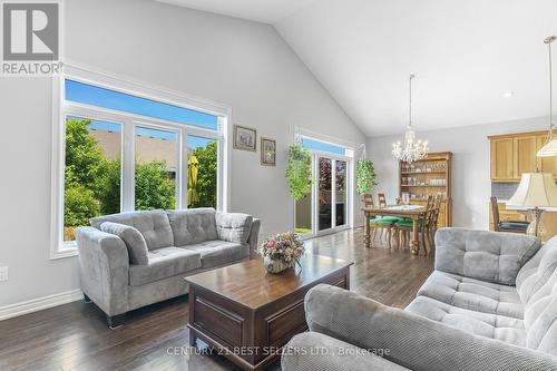 16 Gaiser Road, Welland, ON - Indoor Photo Showing Living Room