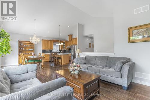 16 Gaiser Road, Welland, ON - Indoor Photo Showing Living Room