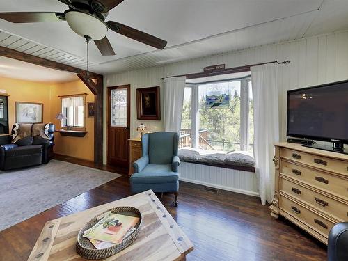 620 Road 5, Shuniah, ON - Indoor Photo Showing Living Room