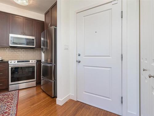 301-608 Fairway Ave, Langford, BC - Indoor Photo Showing Kitchen