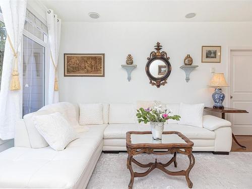 301-608 Fairway Ave, Langford, BC - Indoor Photo Showing Living Room