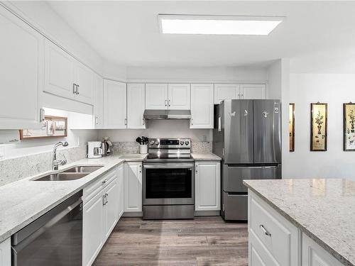 107-134 Fifth Ave, Qualicum Beach, BC - Indoor Photo Showing Kitchen With Double Sink