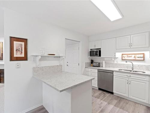 107-134 Fifth Ave, Qualicum Beach, BC - Indoor Photo Showing Kitchen With Double Sink