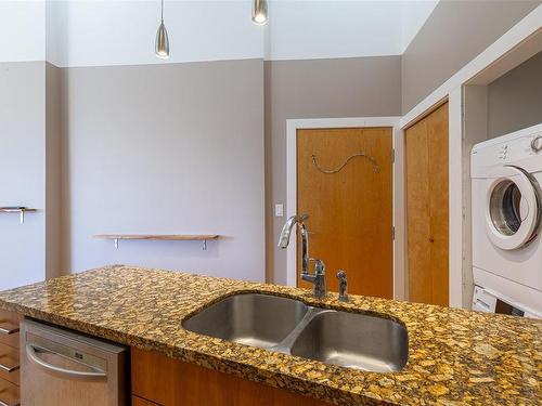 329-2745 Veterans Memorial Pkwy, Langford, BC - Indoor Photo Showing Laundry Room