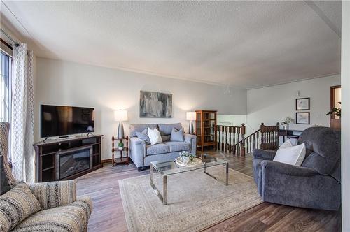 7544 Rainbow Crescent, Niagara Falls, ON - Indoor Photo Showing Living Room