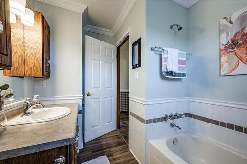 7544 Rainbow Crescent, Niagara Falls, ON - Indoor Photo Showing Bathroom