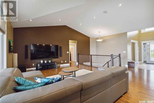 35 Sunrise Drive, Blackstrap Skyview, SK - Indoor Photo Showing Living Room