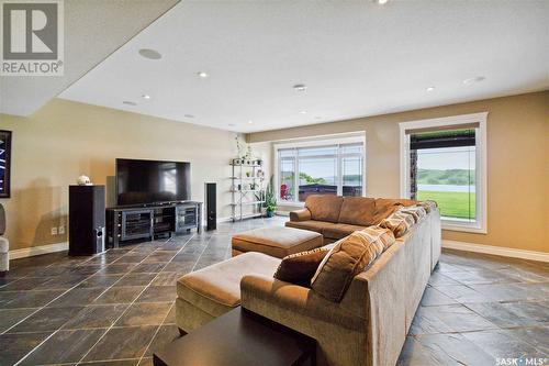 35 Sunrise Drive, Blackstrap Skyview, SK - Indoor Photo Showing Living Room