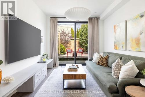 200 Argyle Street, Toronto, ON - Indoor Photo Showing Living Room