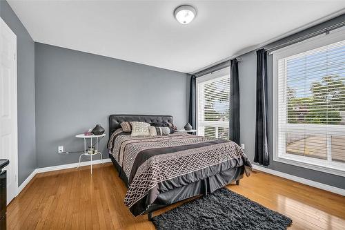 161 Oak Avenue, Hamilton, ON - Indoor Photo Showing Bedroom